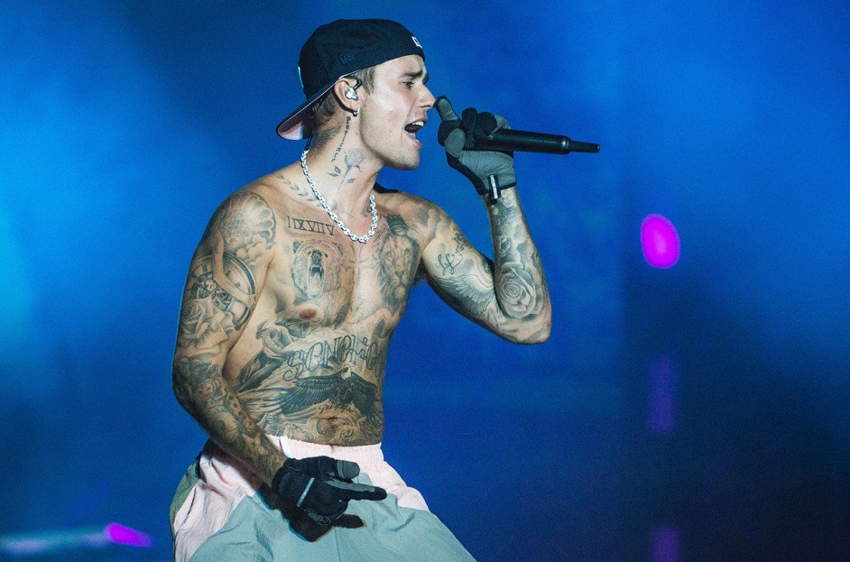 Justin Bieber Surprises Fans with Live Performance of “Snooze” Alongside SZA at SoFi Stadium