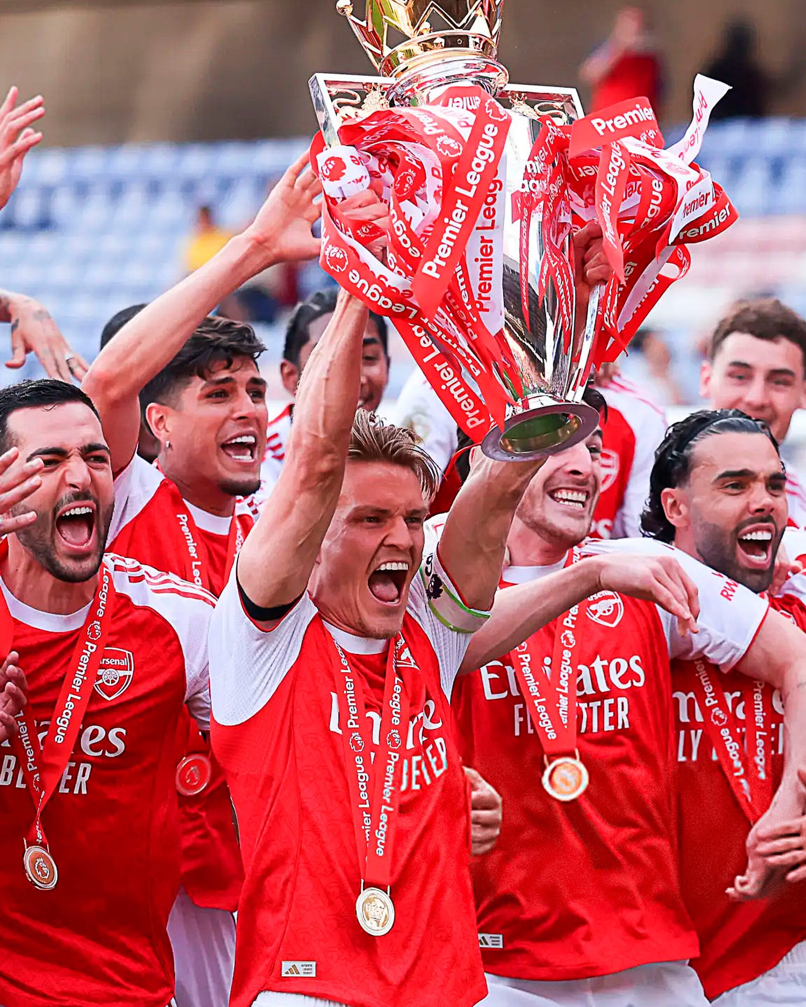 Arsenal lifting trophy